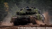 Soldaten fahren während der Militärübung «Iron Wolf II» auf dem Truppenübungsplatz Pabrade mit einem deutschen Panzer vom Typ Leopard. Der belgische König machte sich zusammen mit Litauens Präsident Nauseda ein Bild von dem zweimal jährlich abgehaltenen, knapp zweiwöchigen Manöver, an dem etwa 3500 Soldaten aus zehn Nato-Ländern und 700 Militärfahrzeuge beteiligt sind. +++ dpa-Bildfunk +++