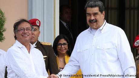 Gustavo Petro (izq.) y Nicolás Maduro se reunieron en Caracas, Venezuela, el 07.01.2023.