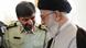 En esta foto sin fecha publicada por el sitio web oficial de la oficina del líder supremo iraní, el ayatolá Ali Jamenei (derecha) habla con el general Ahmad Reza Radan. En esta foto sin fecha publicada por el sitio web oficial de la oficina del líder supremo iraní, el ayatolá Ali Jamenei (derecha) habla con el general Ahmad Reza Radan.