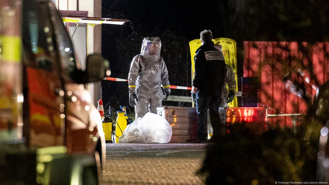 Agentes com vestes de proteção quiímica