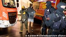 8.1.2023****
Ein Mann wird von einem Beamten des Spezialeinsatzkommandos (SEK) mit Schutzmaske in Gewahrsam genommen. Anti-Terror-Ermittler haben in Castrop-Rauxel im nördlichen Ruhrgebiet einen 32-Jährigen festgenommen, der einen islamistischen Anschlag vorbereitet haben soll. Der 32-Jährige und eine weitere Person seien in Gewahrsam genommen worden. +++ dpa-Bildfunk +++