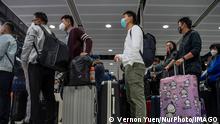 China, Reiseverkehr zwischen Hongkong und dem Festland Hong Kong Resume Quarantine Free Travel With China Travelers wearing face masks waiting for the gates to open at the Lok Ma Chau Border Crossing on January 8, 2023 in Hong Kong, China. Hong Kong today resumes quarantine free travel with China, but still requiring travelers to produce a Negative PCR Covid Test Result and register for a crossing quote. Hong Kong Hong Kong PUBLICATIONxNOTxINxFRA Copyright: xVernonxYuenx originalFilename: yuen-hongkong230108_npZNQ.jpg