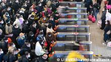 (230107) -- SUZHOU, Jan. 7, 2023 (Xinhua) -- Passengers line up to enter Suzhou Railway Station in Suzhou, east China's Jiangsu Province, Jan. 7, 2023. The Spring Festival travel rush will continue for 40 days from Jan. 7 to Feb. 15 this year,. (Xinhua/Li Bo)