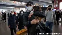 Peking 8.1.2023***
People embrace at the international arrivals gate at Beijing Capital International Airport after China lifted the  coronavirus disease (COVID-19) quarantine requirement for inbound travellers in Beijing, China January 8, 2023. REUTERS/Thomas Peter