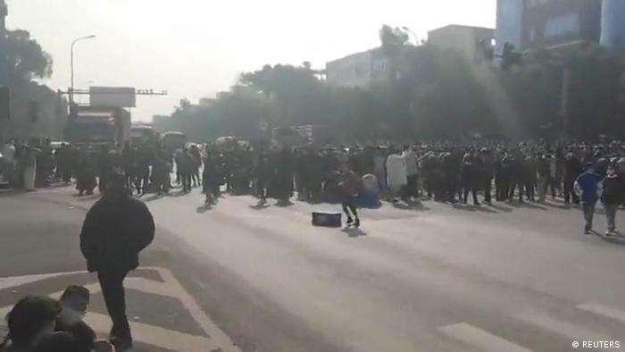 路透社截取的网络视频画面显示，重庆市一家生产核酸试剂的工厂周六（1月7日）爆发抗议活动，工人与警方对峙