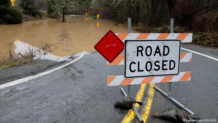 Carretera bloqueada por las inundaciones en Upper Lake, California.