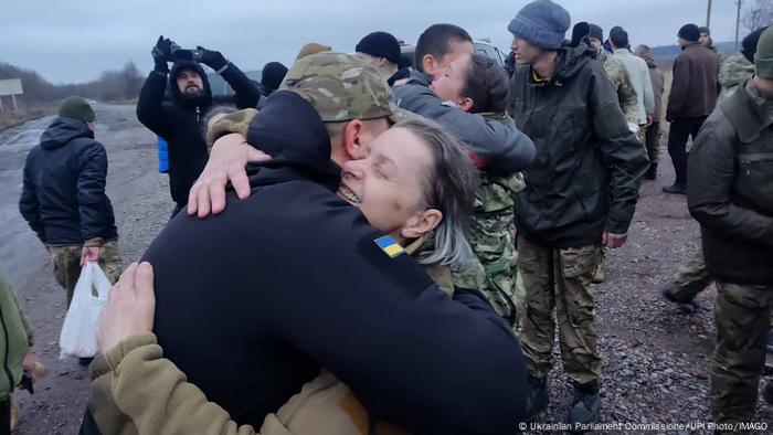 Rusia y Ucrania intercambiaron el pasado 31 de diciembre más de 200 prisioneros, entre ellos 140 ucranianos y 82 rusos, según informaron fuentes oficiales. (Archivo 31.12.2022)