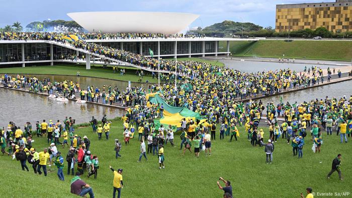 Partidarios de Bolsonaro invaden las sedes de los tres poderes en  manifestación contra Lula, minuto a minuto ++ | Brasil en DW | DW |  08.01.2023