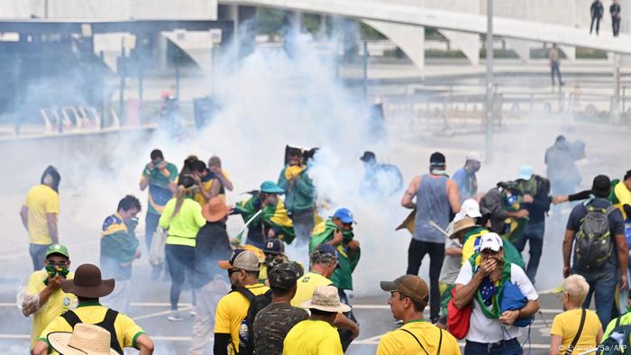 Simpatizantes del expresidente brasileño Jair Bolsonaro chocan con la policía durante una manifestación frente al Palacio de Planalto en Brasilia.