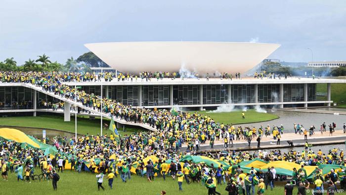 Seguidores de Bolsonaro toman por asalto el palacio presidencial de Planalto, en Brasilia.