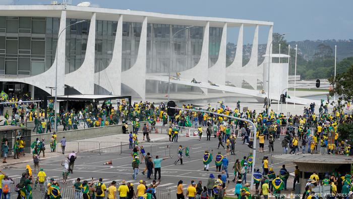 Bolsonaristas diante do Palácio do Planalto duran o ataque de 8 de janeiro