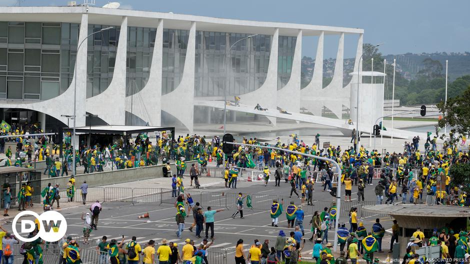 Mais de 300 golpistas são presos