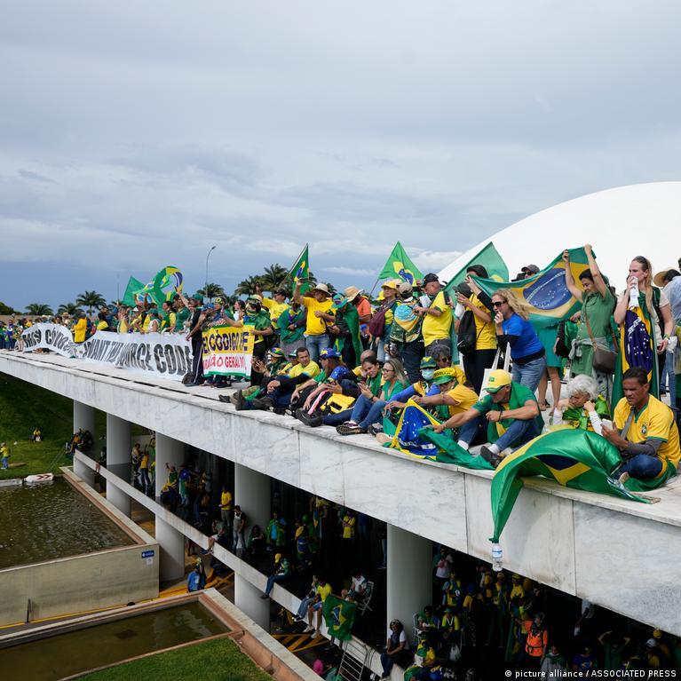 Why Bolsonaro supporters wear Brazil's football shirt – DW – 01/10