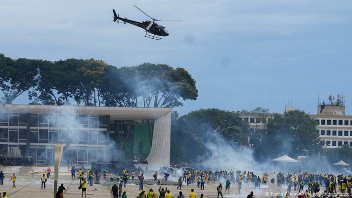 Simpatizantes del expresidente de Brasil Jair Bolsonaro, chocan con la policía mientras irrumpen en el Palacio de Planalto en Brasilia.