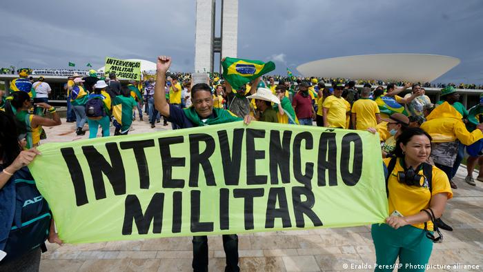 Seguidores de Bolsonaro piden intervención militar durante el asalto al Palacio presidencial de Planalto, en Brasilia.