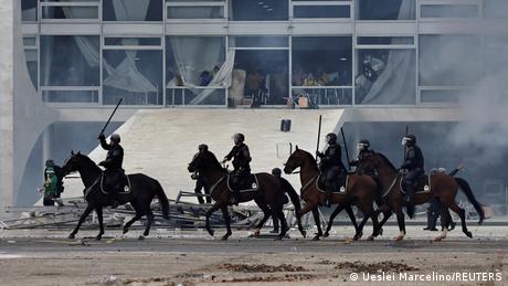 Security forces on horseback in front of the Palacio do Planalto