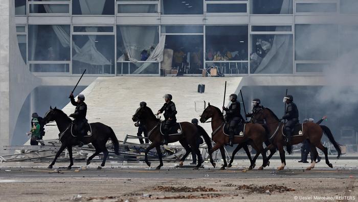 Sicherheitskräfte auf Pferden vor dem Palácio do Planalto
