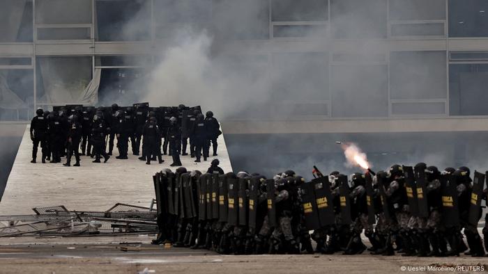 Fuerzas de seguridad operan mientras partidarios del expresidente de Brasil Jair Bolsonaro se manifiestan contra el presidente Luiz Inácio Lula da Silva, en el Palacio de Planalto, en Brasilia.