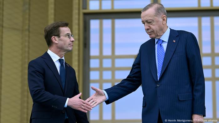 Schwedens Regierungschef Ulf Kristersson (links) und der türkische Präsident Recep Tayyip Erdogan reichen sich die Hände