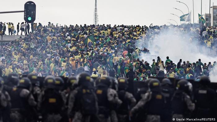 Große Anzahl von Bolsonaro-Anhängern stürmt den Regierungssitz