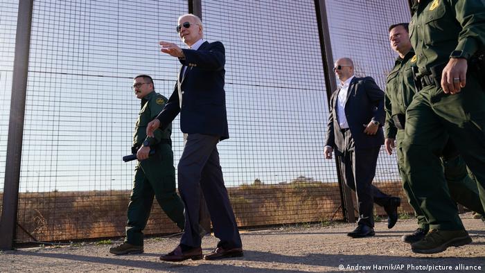 USA El Paso | Joe Biden und Uniformierte an der Grenze zu Mexiko