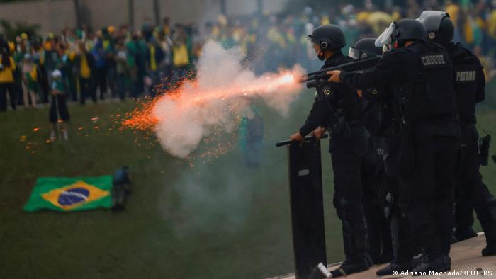 Brasilianische Polizisten schießen Blendgranaten auf Menschen, die den Kongress in Brasilia gestürmt haben