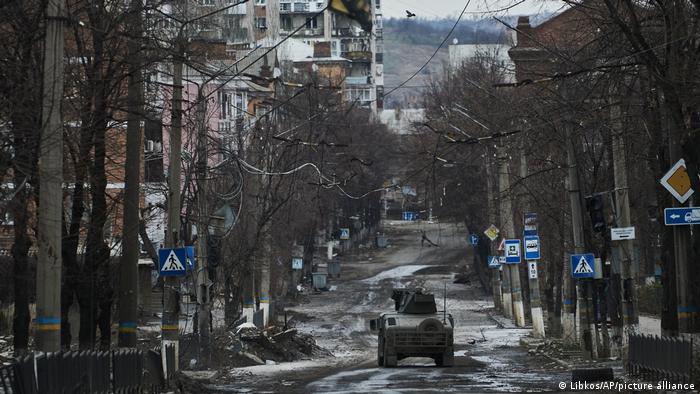 Ein ukrainischer Panzer in der Stadt Bachmut, Dezember 2022