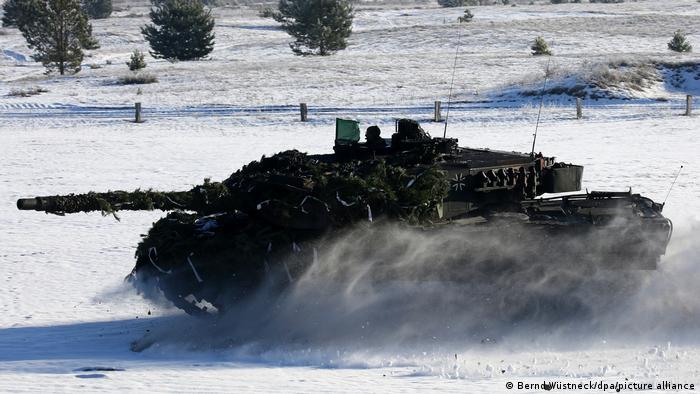 Der Kampfpanzer Leopard bei einer Winterübung der Bundeswehr