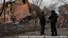 22.12.2022
A police officer talks with a local resident as they stand in front of a school that was damaged in Russian shelling in Kramatorsk, Ukraine, Thursday, Dec. 22, 2022. (AP Photo/Andriy Andriyenko)