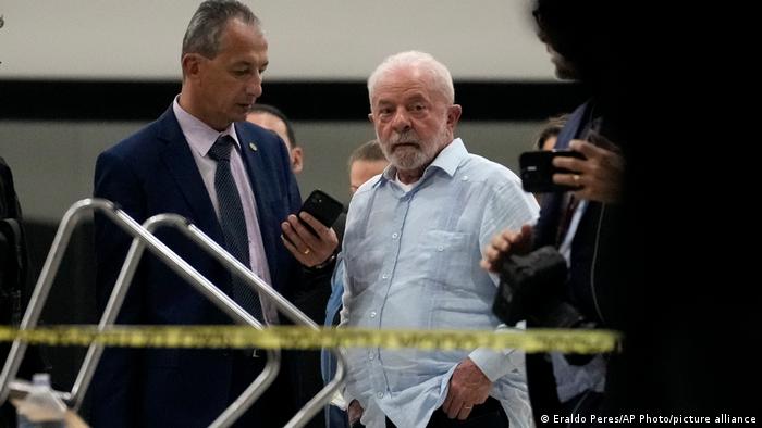 El presidente de Brasil, Luiz Inácio Lula da Silva, inspecciona con autoridades fiscales y policiales los destrozos en la sede de gobierno en Brasilia. (8.01.2023).