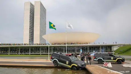 Police and police cars in front of the National Congress