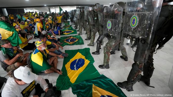 Golpistas rendidos em 8 de janeiro de 2023 após dia de terror em Brasília