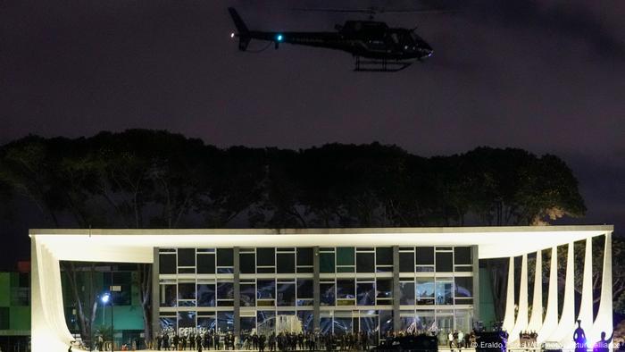 Brasilien Brasilia | Polizeihubschrauber nach dem Sturm von Bolsonaro Anhängern auf das Palácio do Planalto