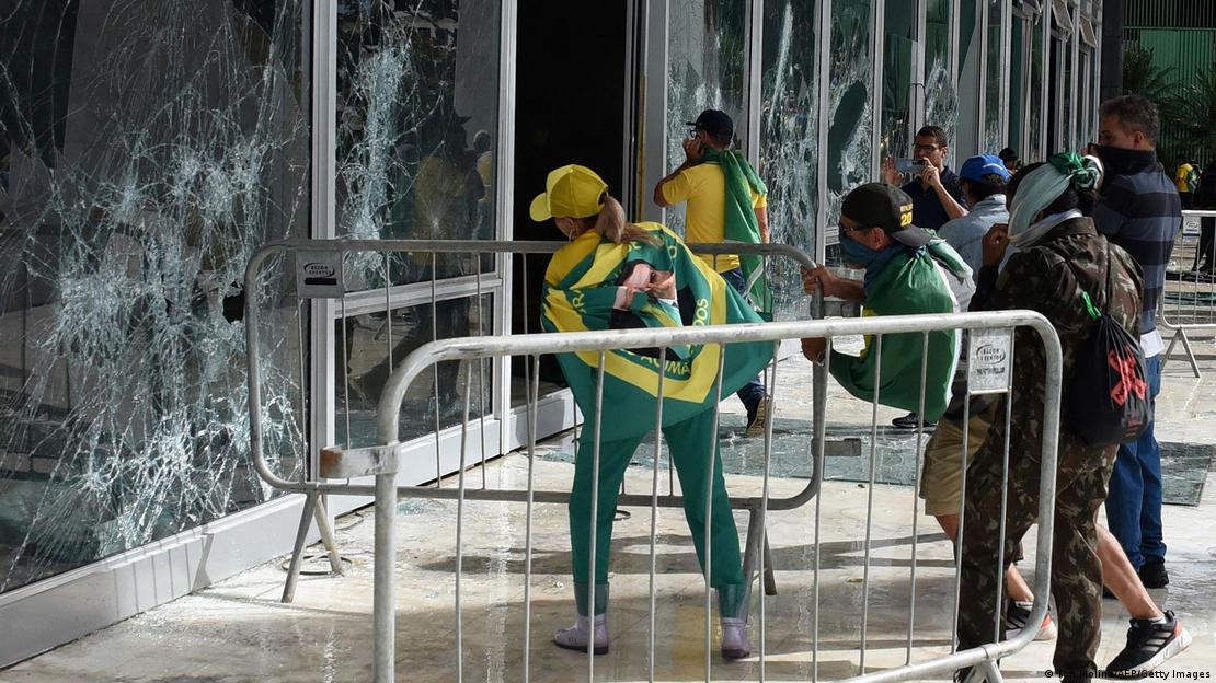 Bolsonaro taraftarları başkent Brasilia'da bir kamu binasının camlarını kırıyor - (08.01.2023)