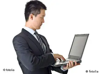 Businessman with laptop © Elwynn #24389096 Fotolia / 02/2011 Chinese businessman