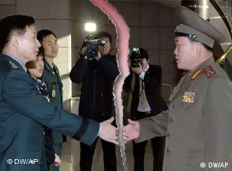 朝鲜人民军大校李先权（右）和韩国国防部朝鲜政策科科长文尚均大校在会谈现场