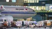 Deutschland, Frankfurt | Ankunft von Reisenden aus China