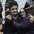 در میدان تحریر وائل غنیم دست راست خود را بالا برد، دستی که دستبند سبزی به یاد و همراهی با جنبش سبز اعتراضی مردم ایران بر مچ آن خودنمایی می‌کرد