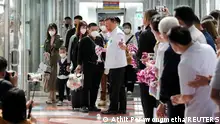 Thailand’s Health minister Anutin Charnvirakul welcomes plane passengers from China’s Xiamen, as they arrive at Bangkok’s Suvarnabhumi airport after China reopens its borders amid the coronavirus disease (COVID-19) pandemic, in Bangkok, Thailand, January 9, 2023. REUTERS/Athit Perawongmetha