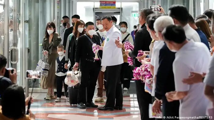 泰国副总理兼卫生部长阿努廷在机场欢迎中国游客（2023.1.9）