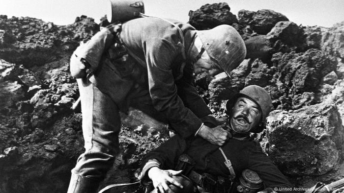 Historische Filmszene - zwei Soldaten im Schützengraben.