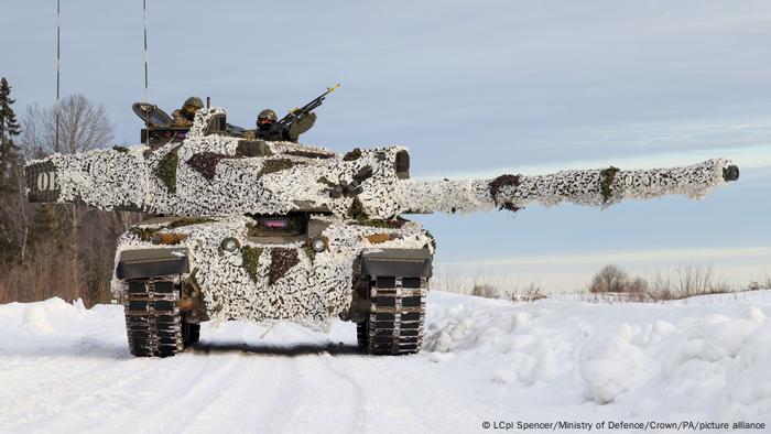 Kampfpanzer Challenger 2 im Schnee mit weißem Tarnnetz