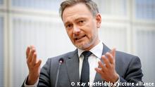 Christian Lindner (FDP), Bundesminister der Finanzen, spricht beim «ZDH-Steuerforum 2022» des Zentralverbandes des Deutschen Handwerks (ZDH) zu den Teilnehmern. (zu dpa «Lindner weist Vorwürfe im Zusammenhang mit Privatkredit zurück») +++ dpa-Bildfunk +++