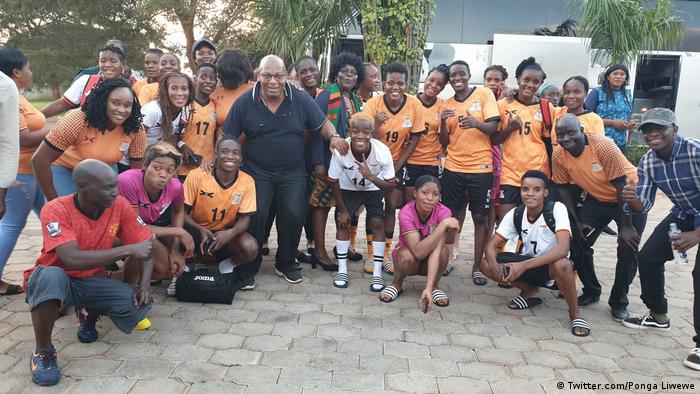 Ponga Liwewe mit der sambischen Frauenfußballmannschaft