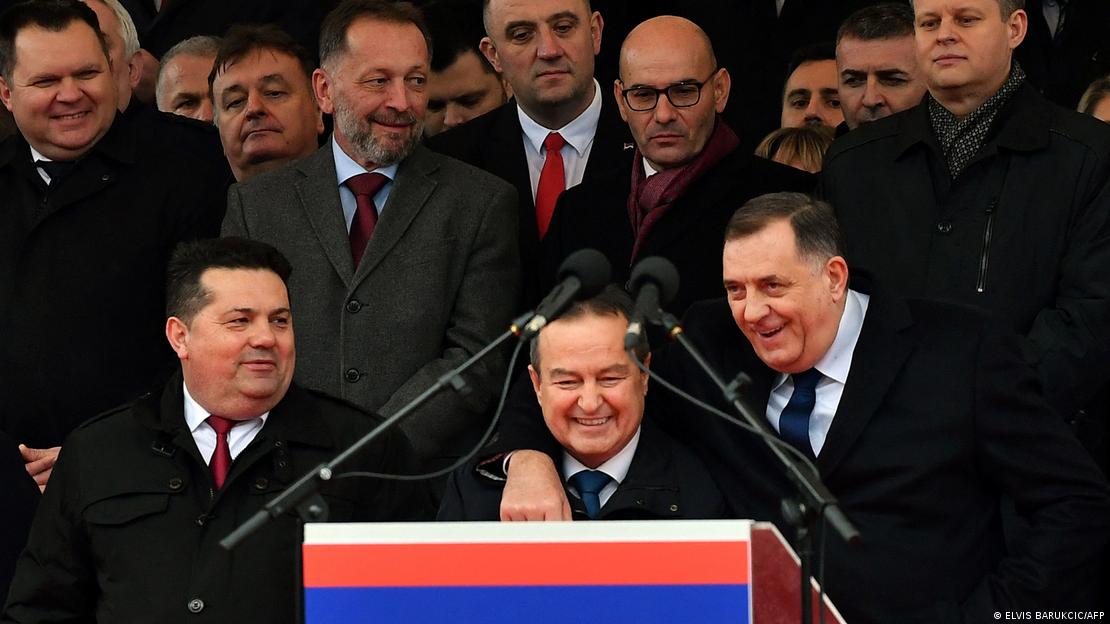 Dodik (desno) sa Dačićem (u sredini) na proslavi Dana RS prošle godine