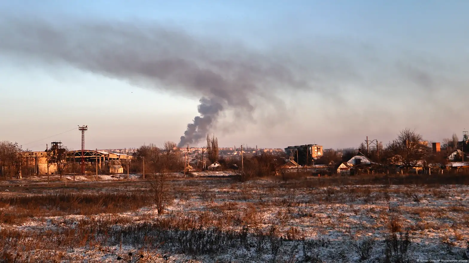 При попадании ракеты в жилой дом в Днепре погибли 30 человек – DW –  15.01.2023