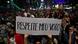 Manifestantes estão reunidos em uma passeata pró-democracia em São Paulo. No primeiro plano da imagem, um cartaz diz "Respeite meu voto". Manifestantes estão reunidos em uma passeata pró-democracia em São Paulo. No primeiro plano da imagem, um cartaz diz "Respeite meu voto".