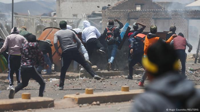 Un grupo de manifestantes se enfrenta a las fuerzas de seguridad en Perú. 