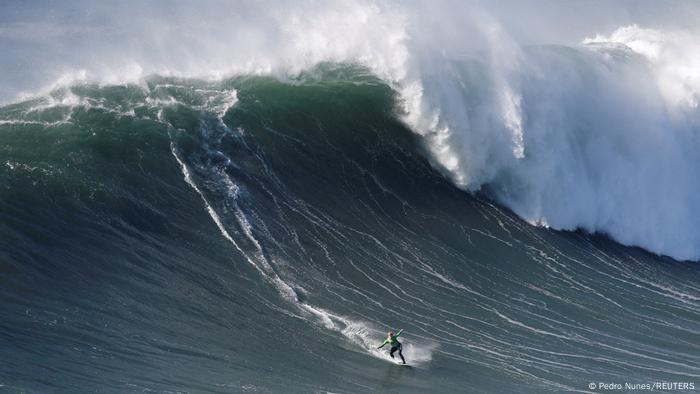 Un surfista enfrenta una inmensa ola en la costa portuguesa, cerca de Nazaré.