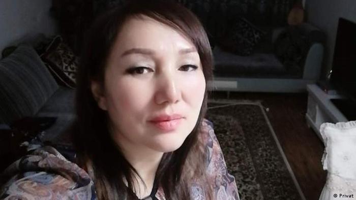 哈薩克女子加娜古麗．朱馬太（Zhanargul Zhumatai）曾在哈薩克國家電視台擔任編輯，也曾為新疆人民廣播電台與中國中央人民廣播電台錄製關於哈薩克古老音樂的節目。